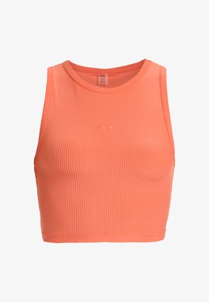 Rippen Crop-Top in leuchtendem Koralle mit rundem Ausschnitt und dezentem Herz-Logo in der Mitte. Glatte Textur und ärmelloses Design.