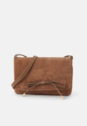 Brun mockaskinn crossbody-väska med klaffstängning, läderdetaljer och en knuten detalj på framsidan. Har en justerbar rem.