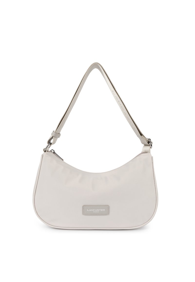 Borsa hobo in materiale sintetico beige chiaro, con una texture liscia, forma curva, tracolla regolabile e un logo discreto sul fronte.