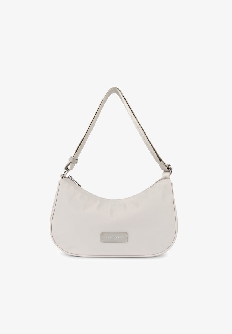 Borsa hobo in materiale sintetico beige chiaro, con una texture liscia, forma curva, tracolla regolabile e un logo discreto sul fronte.