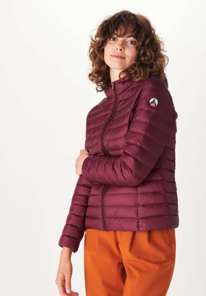 Veste isolée bourgogne avec un motif cousu horizontal, fermeture éclair intégrale et capuche. Présente un logo sur la manche gauche et un design slim fit.