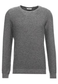 Grå stickad tröja med rund halsringning, långa ärmar och en texturerad yta. Ribbad manschetter och nederkant ger detalj åt designen.