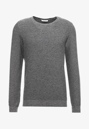 Maglione grigio a maglia con scollatura tonda, maniche lunghe e finitura testurizzata. Le maniche e l'orlo a costine aggiungono dettaglio al design.
