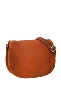Brun läder crossbody-väska med en slät textur, rund form och en justerbar axelrem. Har en subtil sömdetalj.