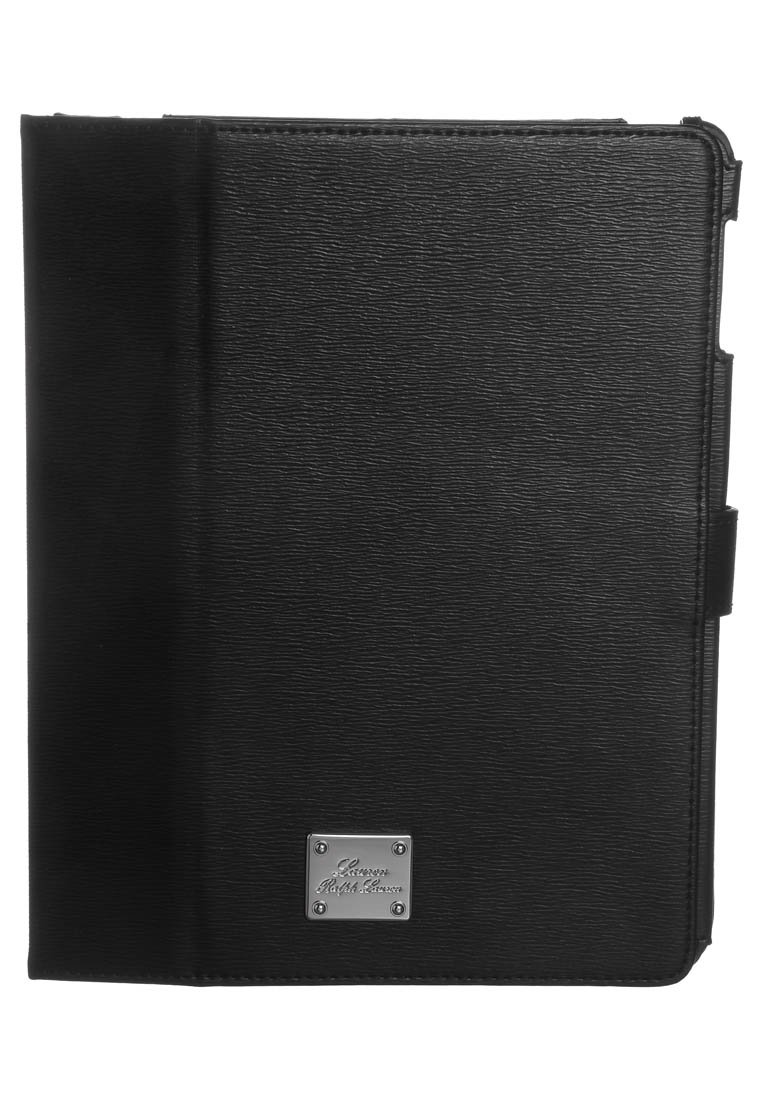 Svart läderfodral för surfplatta med en texturerad yta, prytt med en metallisk logoplåt på framsidan och en säker flikstängning.