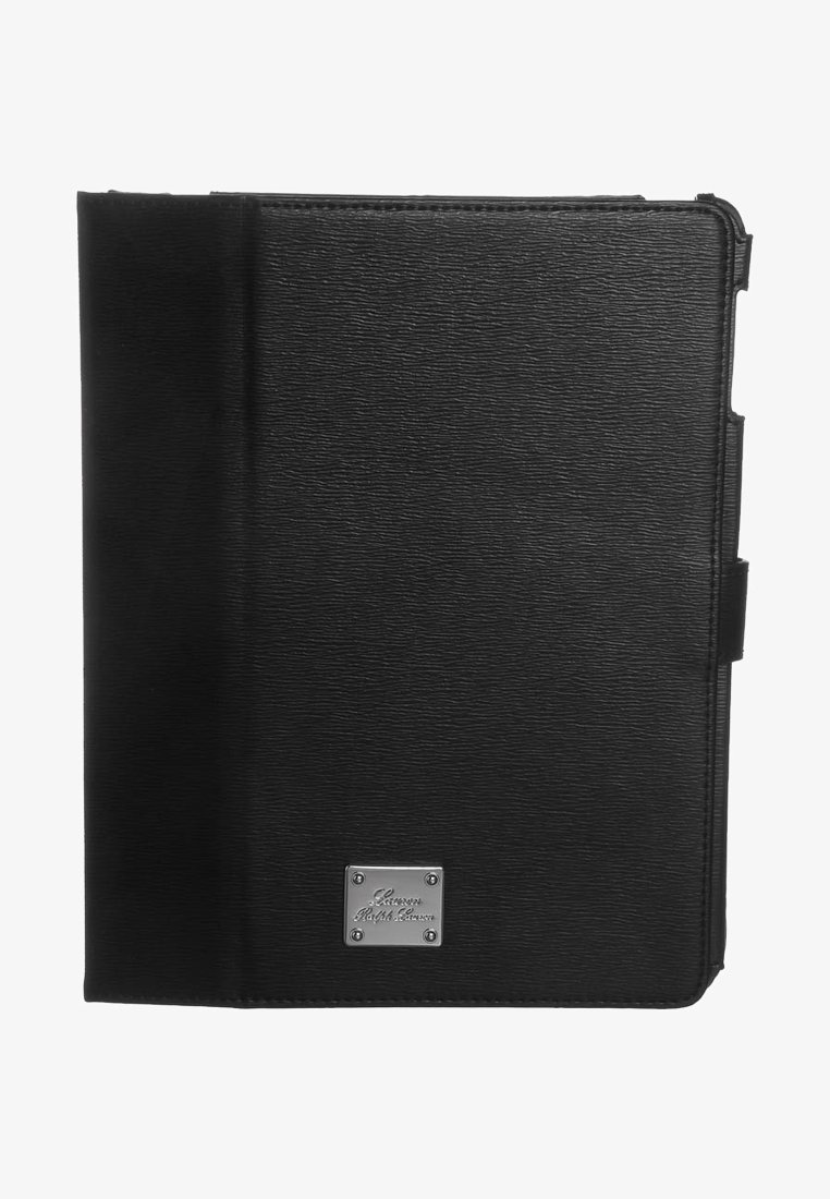 Étui pour tablette en cuir noir avec une finitionTexturée, comportant une plaque de logo métallique sur le devant et une fermeture à rabat sécurisée.