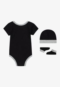 Čierne bavlnené body s krátkymi rukávmi, sivým golierom a otvoreniami na nohách, doplnené o čiapku a ponožky so sivými akcentmi.