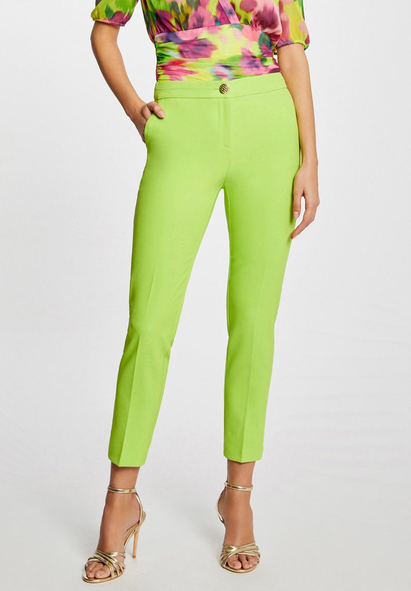 CROPPED FITTED CITY WITH DARTS Broek evergreen/groen