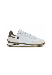 Sneaker bianco realizzato in materiali scamosciati e in pelle, con accenti marroni, suola testurizzata e branding laterale. Sei fori per i lacci.
