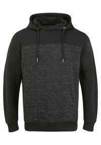 Sudadera con capucha negra con panel frontal texturizado y con patrón de líneas horizontales de color gris claro, capucha con cordón y bolsillo tipo canguro en la parte delantera.