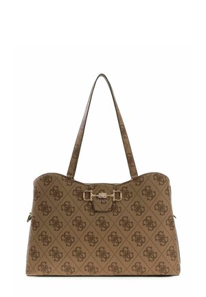 Braune Guess Handtasche mit doppelten Schulterriemen, goldfarbener Schnalle und durchgehendem dunkelbraunem Logomuster auf strukturierter Oberfläche.