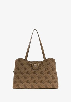 Bruine Guess handtas met dubbele schouderriemen, goudkleurige gesp en een donkerbruin logopatroon over het gehele getextureerde oppervlak.