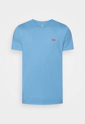 Hellblaues T-Shirt mit kurzen Ärmeln und Rundhalsausschnitt sowie einem kleinen roten Levi's-Logo auf der linken Brust.