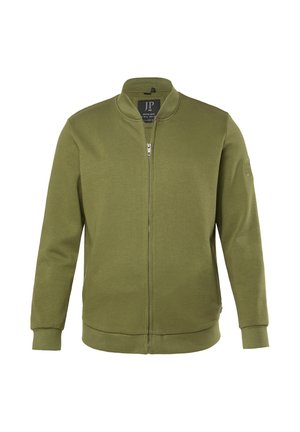 Olivgrüne Bomberjacke mit Reißverschluss, geripptem Kragen, Bündchen und Saum sowie zwei Seitentaschen.