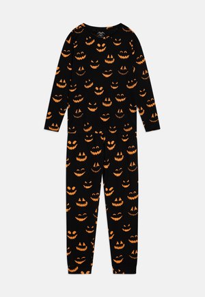 Conjunto de pijama de manga larga negro con patrones de caras de calabaza en naranja, hecho de un tejido suave y ceñido. Incluye parte superior y pantalones a juego.