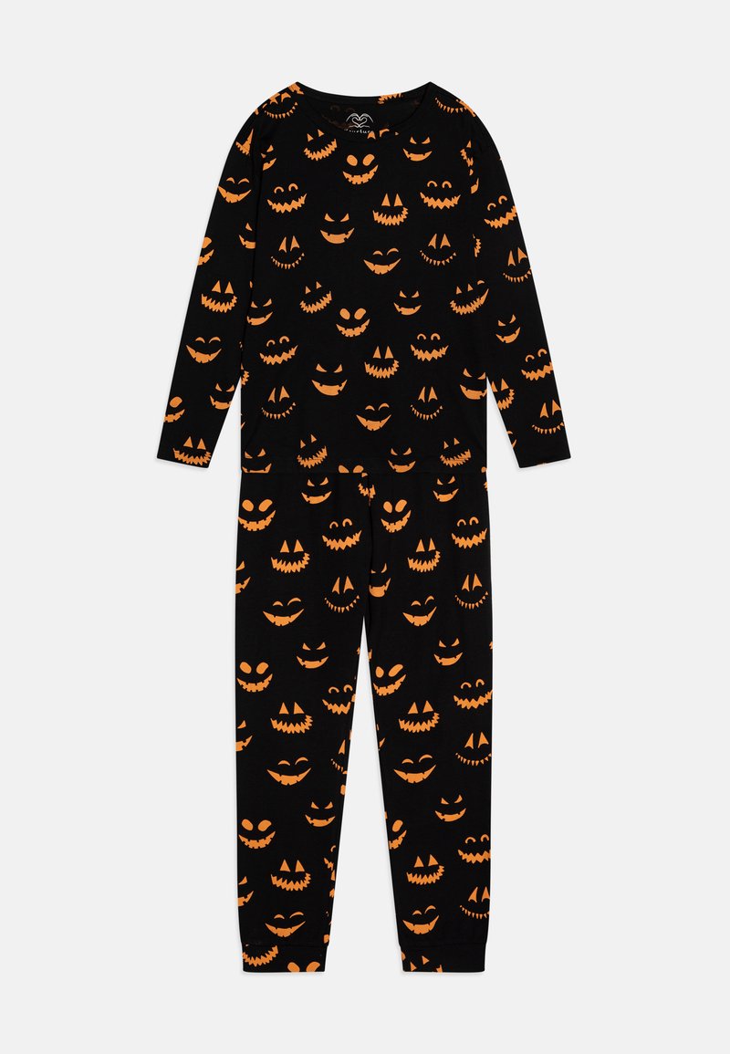 Melns garām piedurknēm pidžamu komplekts ar oranžām ķirbju seju rakstiem, izgatavots no mīksta auduma ar ciešu piegriezumu. Ietver atbilstošu augšdaļu un bikses.