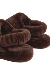 Bruna plyschtofflor med rund tå, tjock mjuk manschett och fluffig textur, designade för komfort utan synlig hårdvara eller mönster.