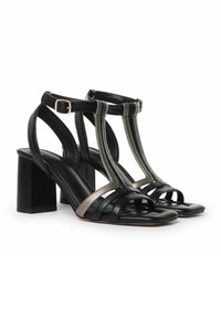 Zwarte en grijze hoge sandalen met een hak hebben een blokhak, een verstelbare enkelband en een bovenwerk met meerdere texturen en verticale accenten.