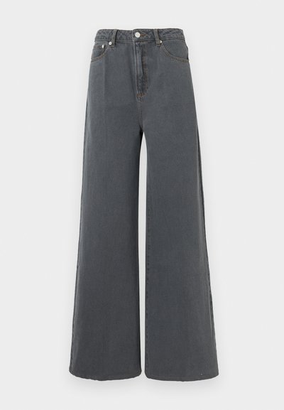 Plati kojinės džinsai tamsiai pilko denimo. Aukštu liemeniu, su mygtuku užsegimu ir standartinėmis kišenėmis. Minkšta tekstūra su minimaliais siuvinėjimo detalėmis.