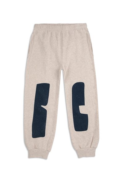 Hellgraue Baumwoll-Sweatpants mit dunkelblauen Farbstreifen an den Oberschenkeln. Sie verfügen über einen elastischen Bund und Bündchen an den Knöcheln.