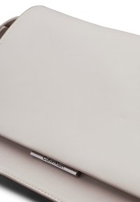 Calvin Klein LINEAR CONV - Sac à main - sand pebble