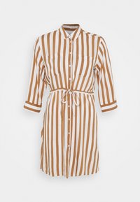 Abito camicia a righe verticali marroni e bianche con maniche lunghe, chiusura con bottoni frontale, tasche sul petto e cintura in vita.