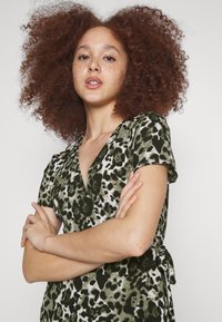 Noisy May CLARA BIANCA WRAP - Kasdienė suknelė - kalamata/leo