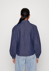 Vero Moda Petite VMNILY  - Blusa - dark blue denim