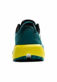 Zapatilla deportiva en teal y negro con parte superior texturizada, que presenta un talón amarillo y una suela de goma resistente con patrones de tracción.