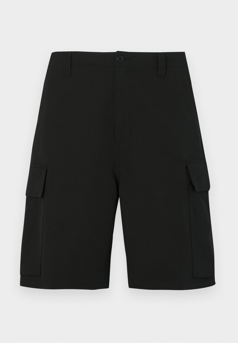 Shorts cargo noirs à devant plat, avec deux poches latérales et une poche cargo sur la cuisse. Fabriqués dans un matériau léger et lisse.
