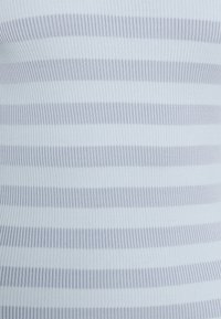 Rippstoffoberteil in Hellblau mit feinen grauen Streifen. Glatte Textur, taillierte Passform und mit einem dezenten Glanz.
