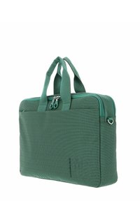 Sacoche d'ordinateur portable en tissu vert avec doubles poignées, fermeture éclair, poche latérale, surface texturée et détails en métal. Forme rectangulaire.