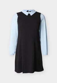 Μαύρο φόρεμα με γαλάζια μακριά μανίκια και γιακά, με κλείσιμο κουμπιού σε σχήμα κλειδαρότρυπας στο πίσω μέρος του λαιμού.