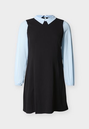 Μαύρο φόρεμα με γαλάζια μακριά μανίκια και γιακά, με κλείσιμο κουμπιού σε σχήμα κλειδαρότρυπας στο πίσω μέρος του λαιμού.