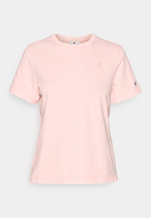 Helles rosa T-Shirt mit kurzen Ärmeln aus Baumwolle, das ein kleines gesticktes Logo auf der Brust und einen Logo-Akzent am Ärmel aufweist.