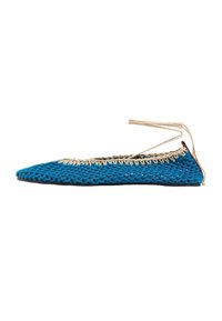 Blauwe geweven balletflat met een puntige neus, beige afwerking en een kruislingse vetersluiting bij de enkel. Zwarte rubberen zool voor grip.