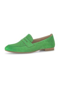 Groene suède instappers met een ronde neus, voorzien van een decoratieve band over de bovenkant. De zool is bruin en plat.