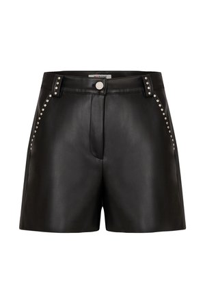 Shorts en cuir noir avec un design épuré, des clous en argent le long des coutures latérales et une fermeture à bouton à l'avant.