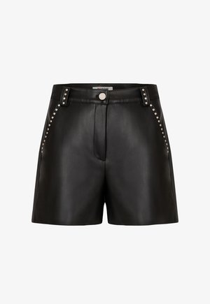 Pantaloni corti in pelle nera con un design elegante, accenti di borchie argentate lungo le cuciture laterali e chiusura frontale con bottone.