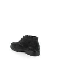 Stivaletti alla caviglia in suede nero con punta rotonda, tacco basso e design con lacci. Texture liscia con dettagli di cucitura sottili.