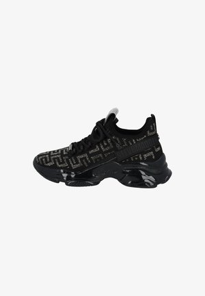 Schwarzer Sportschuh mit einem Obermaterial aus Mesh, das geometrische Muster aufweist, strukturelle Akzente und eine glänzende schwarze Sohle hat. Reflektierende Details am Obermaterial.