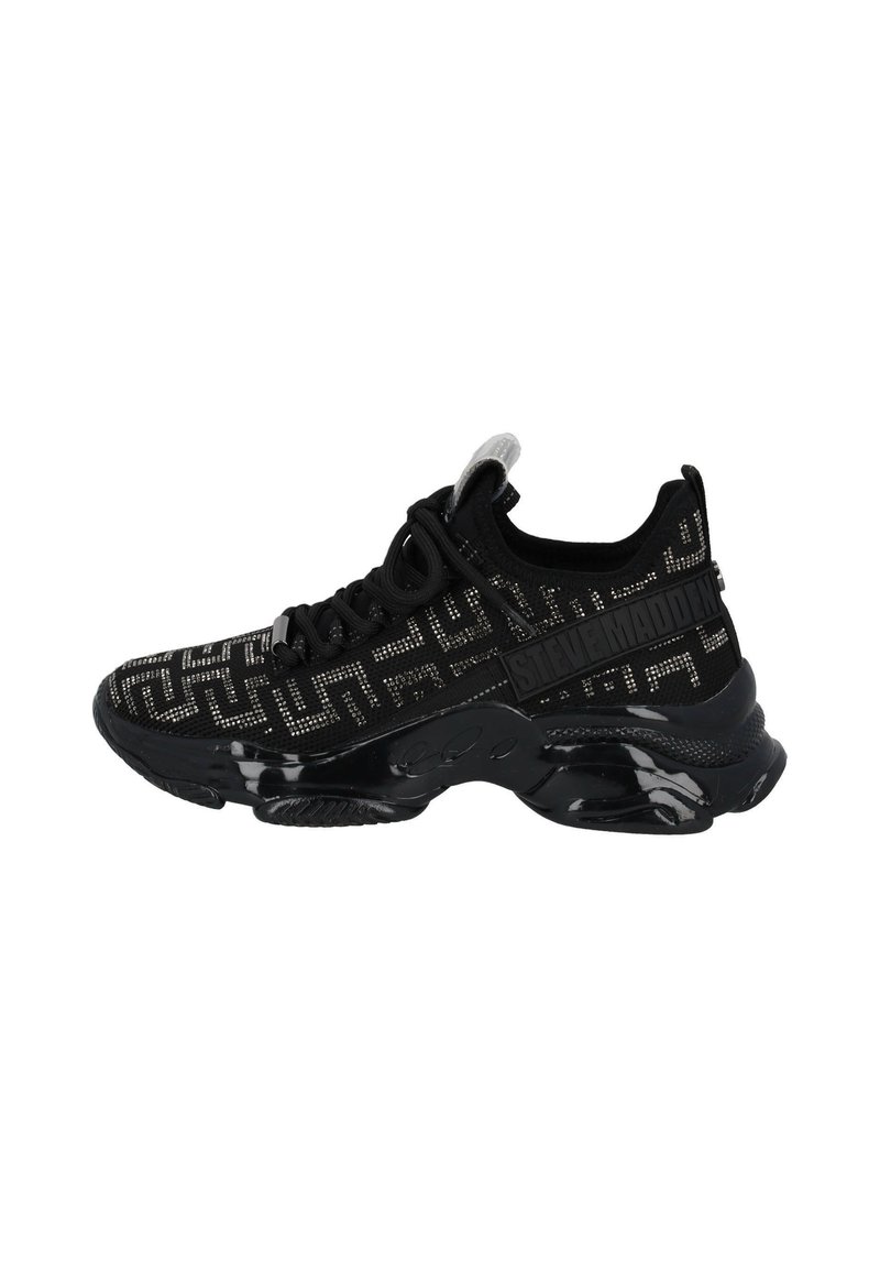 Schwarzer Sportschuh mit einem Obermaterial aus Mesh, das geometrische Muster aufweist, strukturelle Akzente und eine glänzende schwarze Sohle hat. Reflektierende Details am Obermaterial.