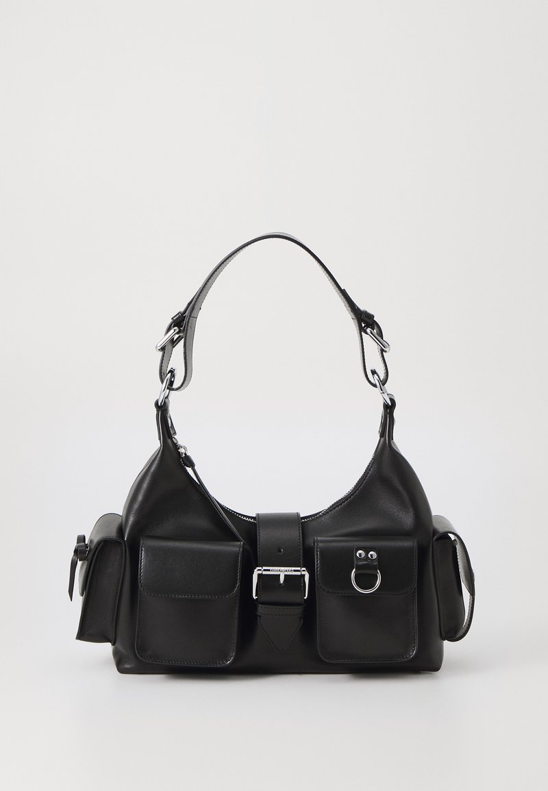 Czarna skórzana torebka o zaokrąglonym kształcie, z regulowanym paskiem, dwoma przednimi kieszeniami i akcentami w kolorze srebrnym. Zawiera centralny detal z klamrą.