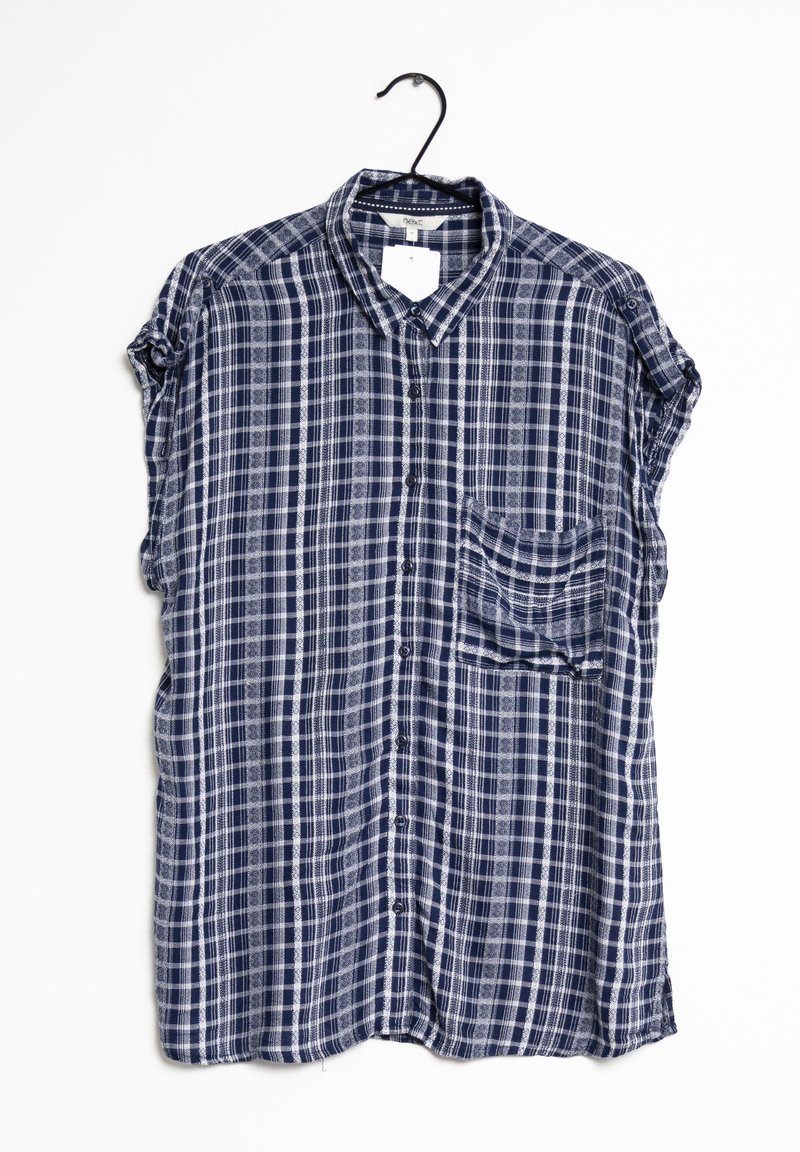 Camisa de cuadros en navy y blanco de manga corta con cuello botón, un bolsillo frontal y un corte holgado. Confeccionada en tela ligera.