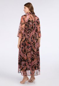 Kimono nero trasparente con una vivace stampa paisley in rosa, arancione e viola. Presenta maniche a tre quarti e una vita stretta per dare forma.