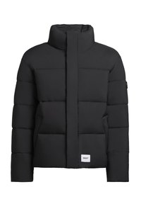 Schwarze Daunenjacke mit hohem Kragen, gesteppter Optik und einem Logopatch am Saum. Verfügt über einen frontalen Reißverschluss und seitliche Taschen.