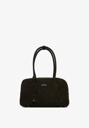 Czarna torebka Gino Rossi z podwójnymi rączkami, małą zawieszką z inicjałami i zamkiem błyskawicznym na górze.