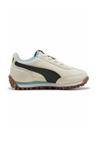 Chaussures de sport beiges avec des accents noirs et bleus, matière texturée, col rembourré, et une semelle en caoutchouc avec des motifs de traction.