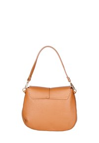 Bruine leren handtas met een gebogen vorm, een enkele schouderriem en een klepsluiting. Textuur oppervlak met minimale stikseldetails.