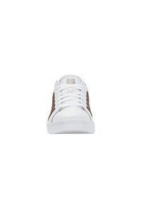 Hvide sneakers med brune og beige accenter, fremstillet i et glat læderlignende materiale, rund tå, snørebånd og en tekstureret gummisål.